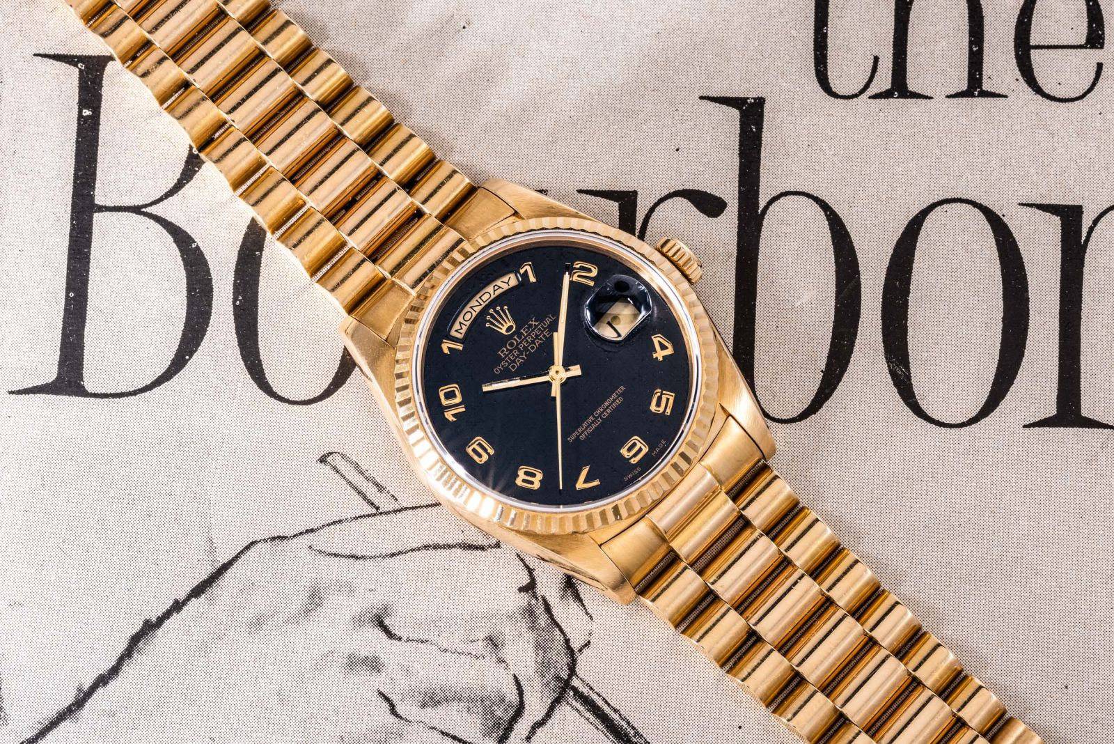 Đồng hồ Rolex Day-Date với dây kim loại vàng Everose và mặt số vàng