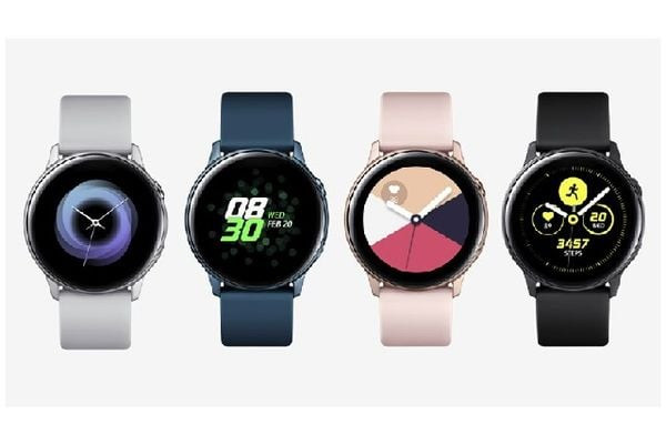 Các phiên bản màu sắc của đồng hồ thông minh Samsung Active bao gồm đen, bạc, hồng và xanh dương, xếp cạnh nhau.