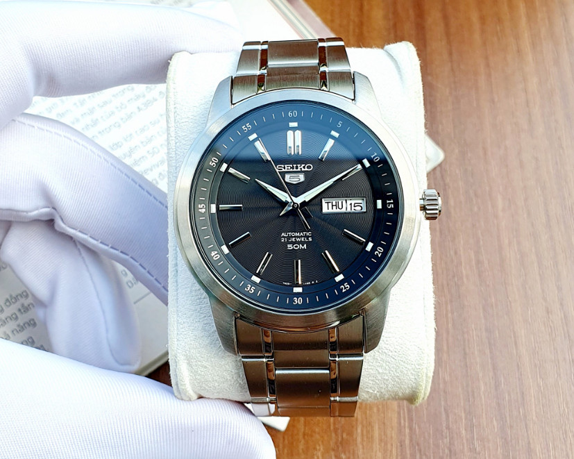 Đồng hồ Seiko, hãng đồng hồ Nhật Bản nổi tiếng với công nghệ tiên tiến và sự tinh xảo trong chế tác.