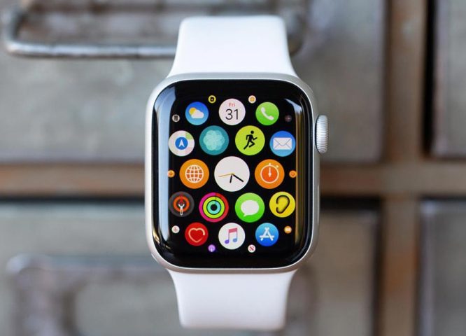 Đồng hồ Apple Watch Series 5 nhôm 40mm LTE với các tính năng nổi bật được hiển thị trên màn hình Always-On.