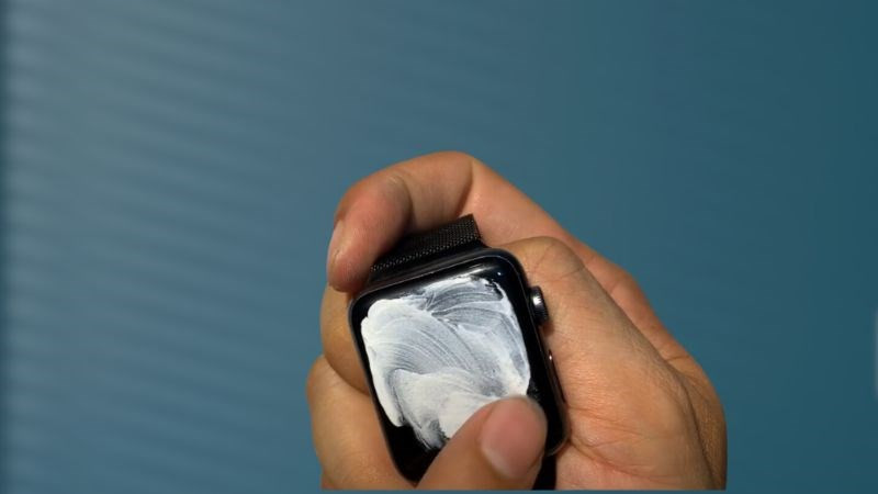 Bôi hóa chất lên mặt kính để tẩy lớp Nano bảo vệ mặt đồng hồ Apple Watch