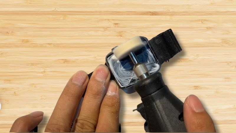 Sử dụng giấy nhám mịn tiến hành xóa vết xước trên mặt đồng hồ Apple Watch