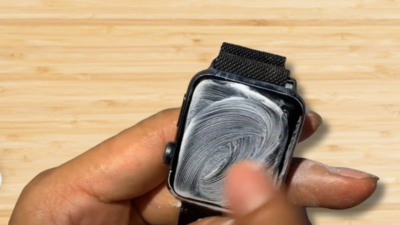 Tiến hành sử dụng bột đánh bóng để làm bóng màn hình Apple Watch