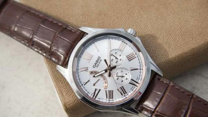 Rút nút chỉnh ra 2 nấc để chỉnh lịch thứ – giờ – phút cho đồng hồ 6 kim 1 nút chỉnh