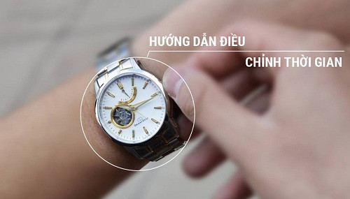 Người thợ đang kiểm tra và điều chỉnh thời gian cho đồng hồ cơ, sử dụng các phụ kiện sửa chữa đồng hồ cần thiết