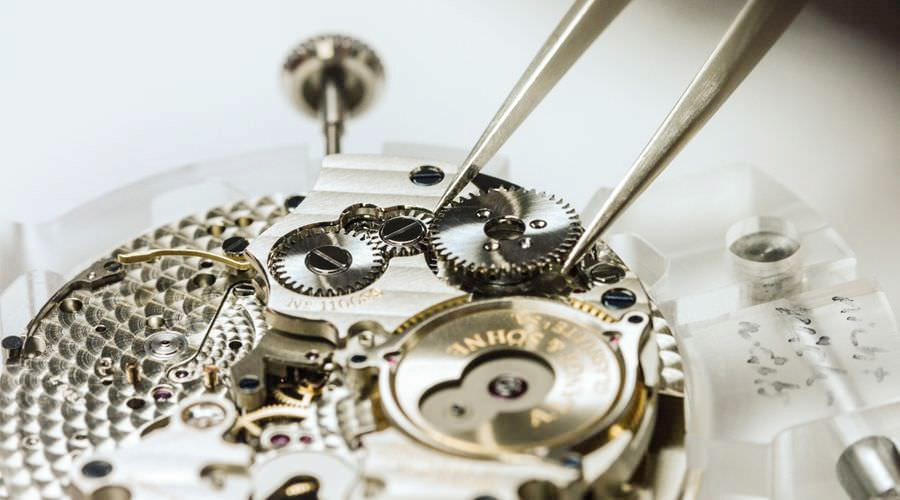 Kim đồng hồ cơ chạm mặt kính gây sai giờ