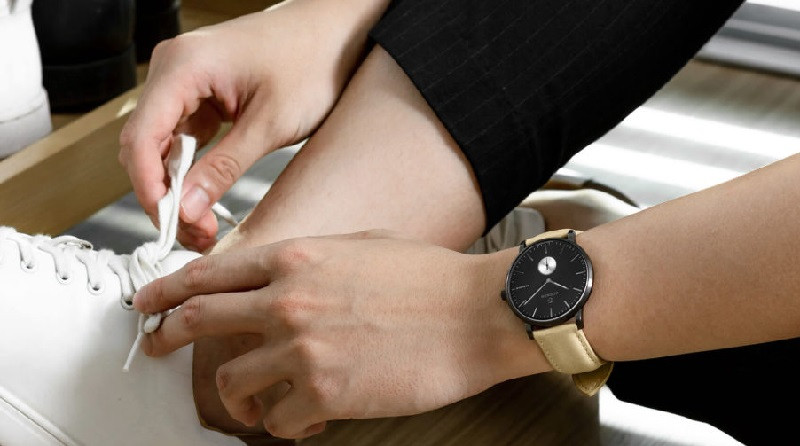 Đồng hồ mặt tròn phù hợp với cổ tay nhỏ để chọn đồng hồ phù hợp với tay