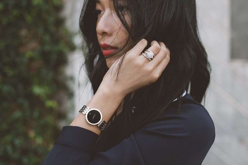 Mặt kính sapphire của đồng hồ chính hãng Movado bền bỉ, chống trầy xước.