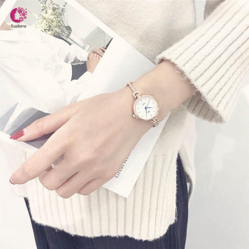 Ưu điểm của đồng hồ nữ dây kim loại
