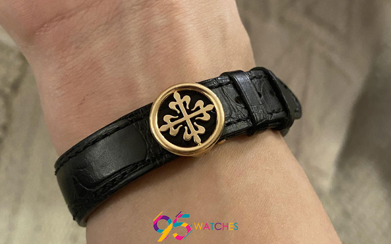 Cố định vị trí chốt/lỗ trên dây da Patek Philippe để tránh làm hỏng cấu trúc da.