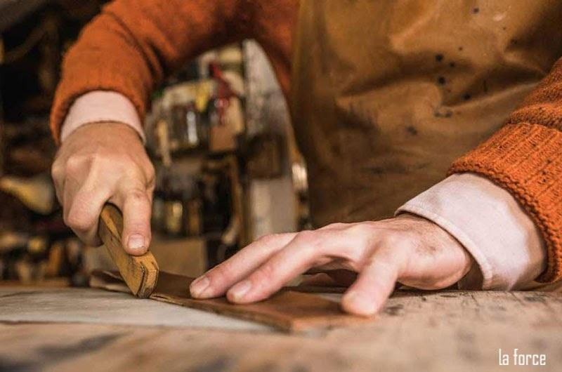 Sự tỉ mỉ cần thiết khi thực hiện cách làm dây đồng hồ da thủ công