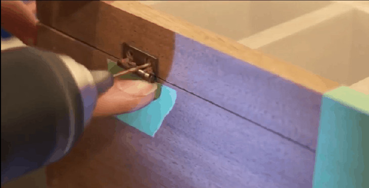 Gắn bản lề và vít cố định mặt đáy và nắp hộp đựng đồng hồ bằng gỗ
