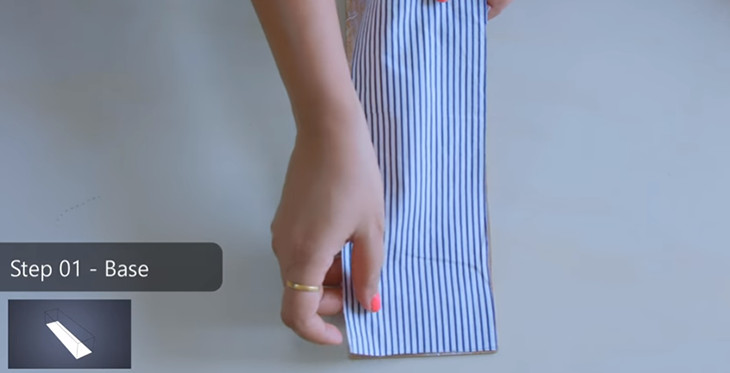 Cắt bìa cứng và vải để tạo đáy cho hộp đựng đồng hồ bằng giấy