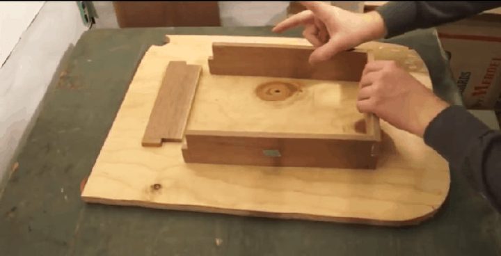 Tạo khung ngăn đựng đồng hồ từ gỗ để cố định các vị trí đồng hồ