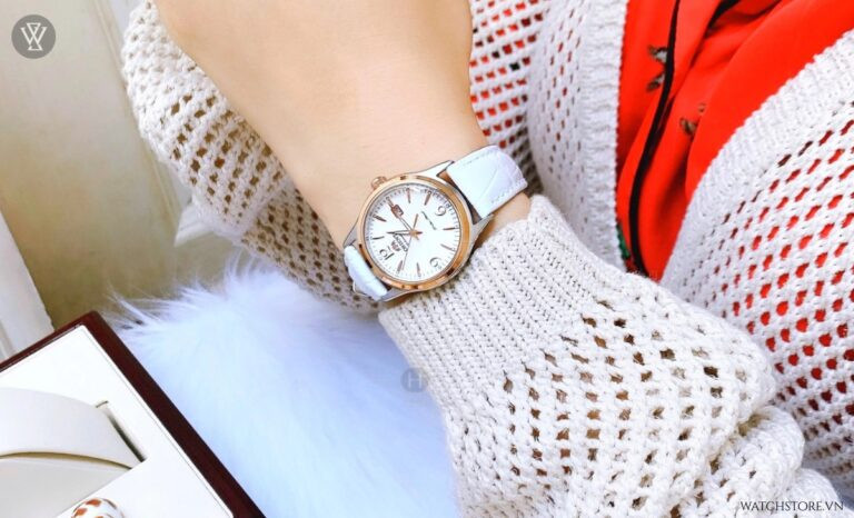 Mẫu đồng hồ Orient nữ FNR1Q003W0 mặt trắng, vỏ bạc, với tính năng lịch ngày tiện lợi, thể hiện vẻ đẹp thanh lịch của đồng hồ cơ Orient.