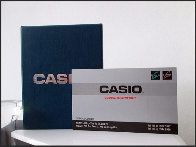 Kiểm tra tem bảo hành và giấy tờ khi phân biệt đồng hồ Casio Edifice thật giả