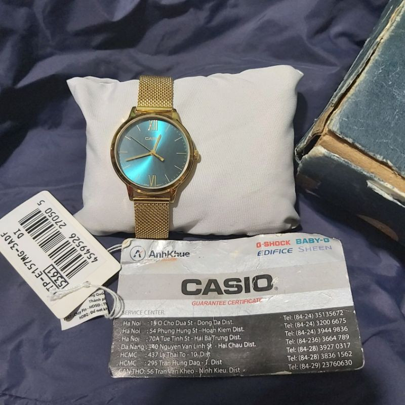 Người dùng đang quét mã vạch đồng hồ Casio bằng điện thoại để kiểm tra thông tin sản phẩm chính hãng