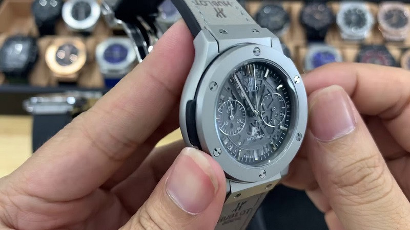 Hướng dẫn cách sử dụng đồng hồ Hublot: Điều chỉnh thời gian và ngày