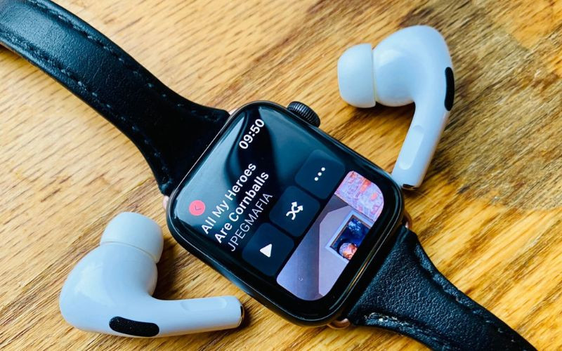 Đồng bộ và nghe nhạc trực tiếp trên đồng hồ thông minh thông qua kết nối Bluetooth với tai nghe.