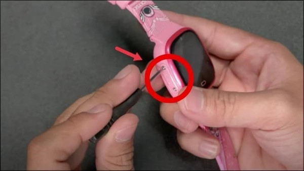 Tháo ốc vít cố định nắp khe SIM trên đồng hồ thông minh trẻ em