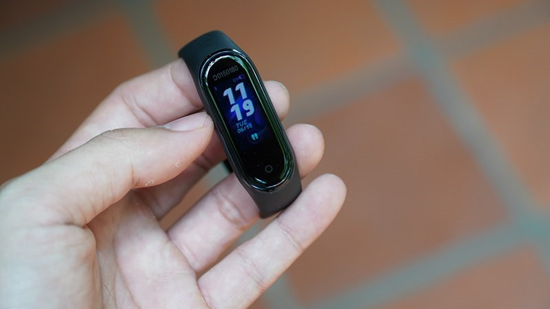 Chọn vị trí đeo đồng hồ trên cổ tay trong ứng dụng Mi Fit