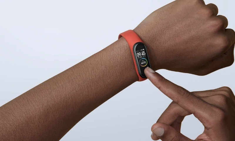 Thao tác thay dây đeo cho đồng hồ Xiaomi Mi Band đơn giản