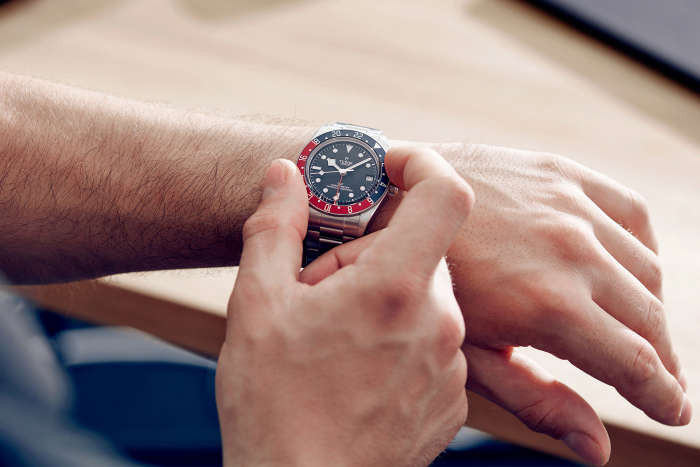 Cách sử dụng niềng bezel xoay trên đồng hồ lặn