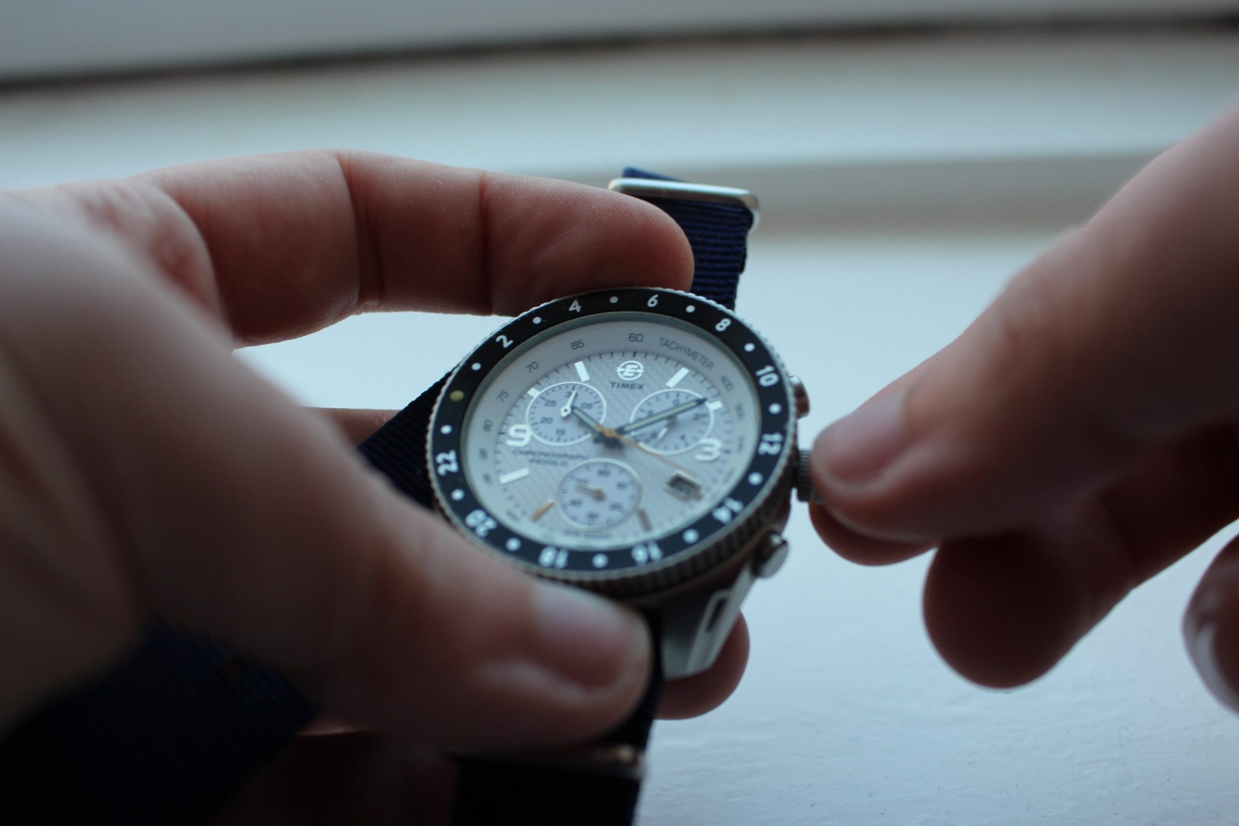 Cách sử dụng niềng bezel xoay trên đồng hồ la bàn