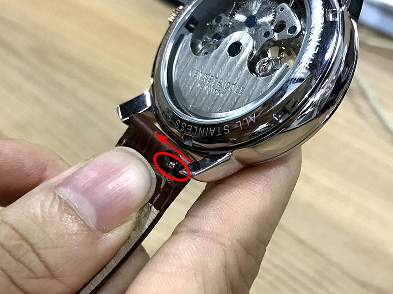 Chi tiết cách tháo dây đồng hồ đeo tay da tại nhà
