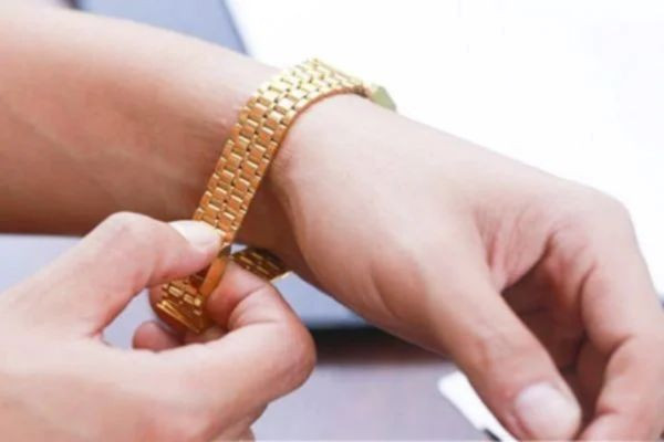Đo chiều rộng dây đồng hồ kim loại và số mắt xích cần tháo