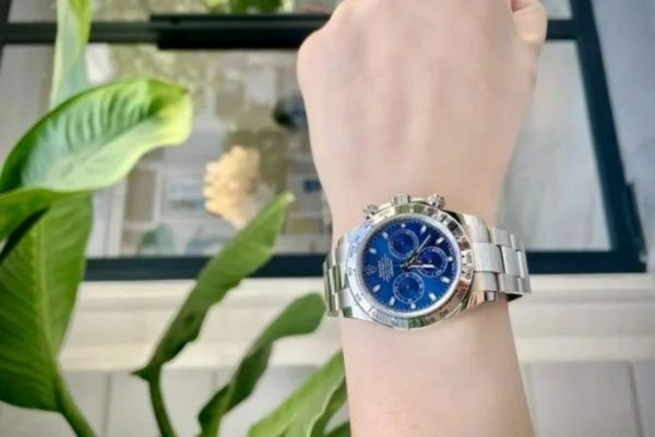 Thực hiện tháo mắt xích dây đồng hồ kim loại một cách cẩn thận