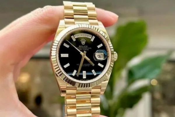 Kiểm tra và đeo thử đồng hồ sau khi điều chỉnh dây kim loại