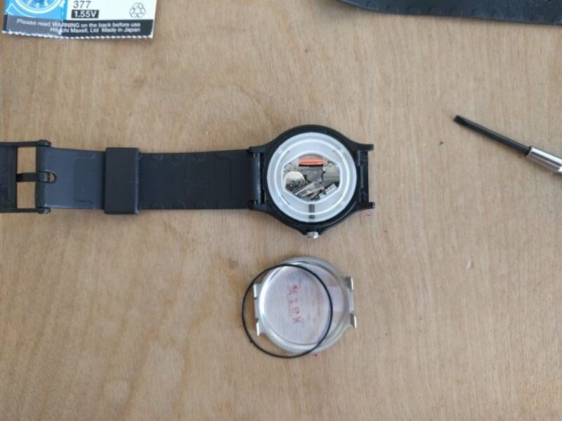 Bước 2: Gỡ bỏ viên pin đồng hồ Casio cũ