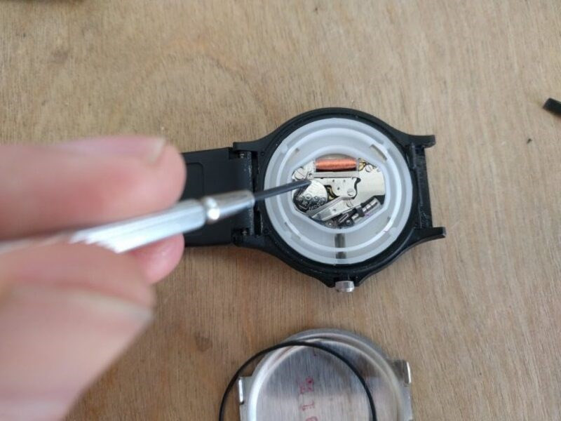 Bước 3: Đặt pin mới vào đồng hồ Casio