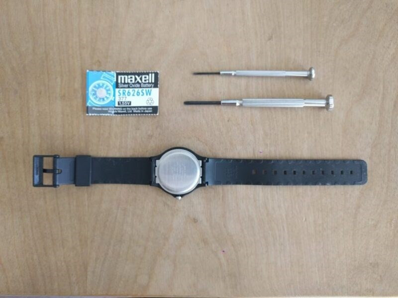 Bước 4: Hoàn tất việc thay pin đồng hồ Casio
