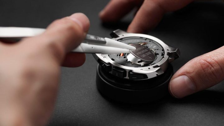 Kỹ thuật viên thực hiện cách thay pin đồng hồ Hublot chuyên nghiệp