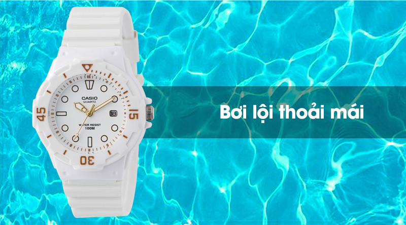Đồng hồ nữ Casio LRW-200H-7E2VDF được đeo dưới nước, minh họa khả năng chống nước 10 ATM