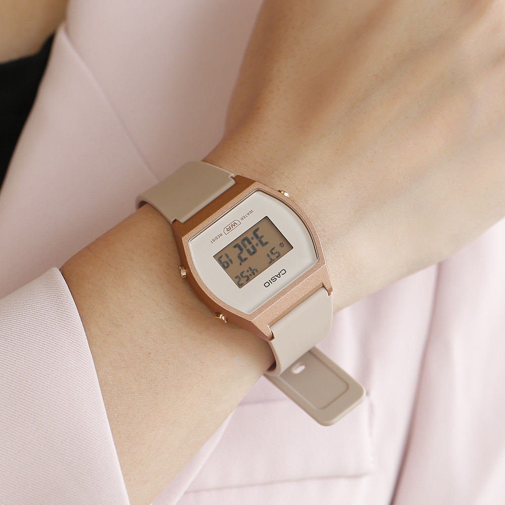 Đồng hồ Casio LW-204-4ADF trên cổ tay nữ giới