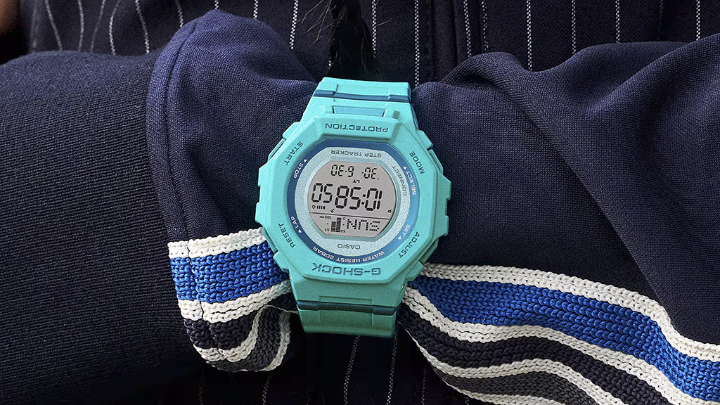 Đồng hồ Casio G-Shock GMDB300SC màu xanh ngọc lam nổi bật