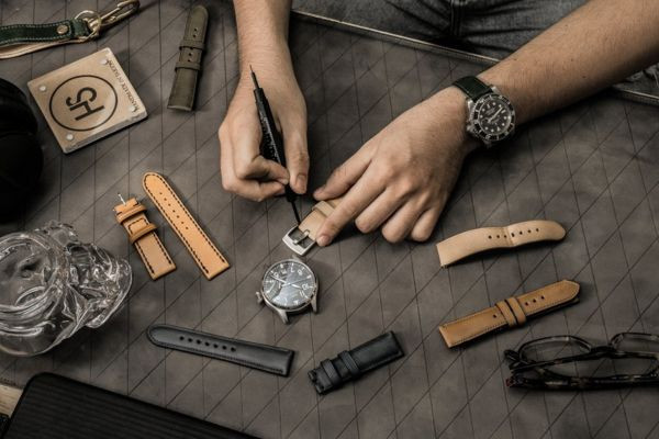 Hình ảnh chi phí cắt dây đồng hồ kim loại, giá cắt dây đồng hồ phụ thuộc loại dây.