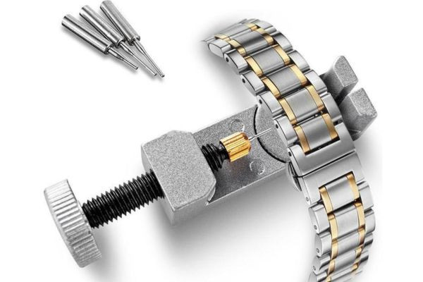Dụng cụ chuyên dụng cần thiết để cắt dây đồng hồ kim loại tại nhà hoặc tiệm.