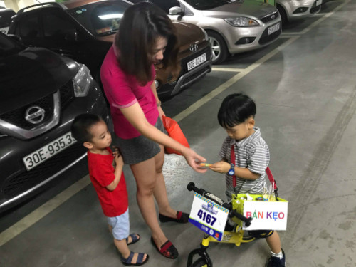 Bé Măng tương tác với khách hàng, học hỏi kỹ năng xã hội trên hành trình kiếm tiền mua đồng hồ cho bé 3 tuổi.