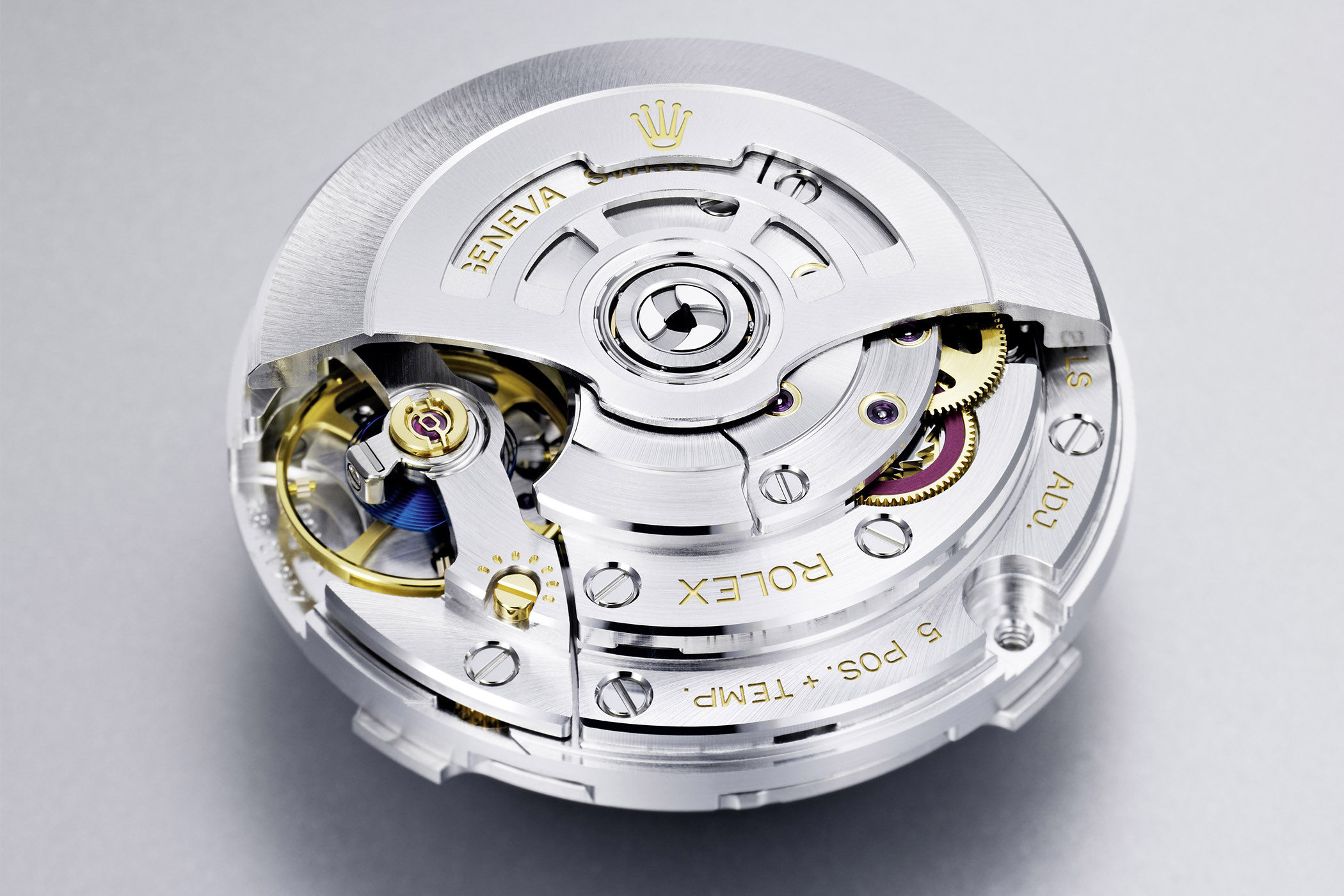 Cấu tạo bộ máy bên trong của đồng hồ Rolex chính hãng thể hiện sự tỉ mỉ và độ chính xác