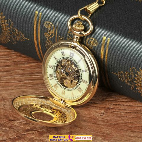 Cận cảnh đồng hồ quả quýt cổ điển trong lòng bàn tay, minh họa cách đeo đồng hồ quả quýt