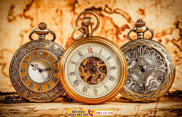 Đồng hồ quả quýt với vỏ kim loại sáng bóng, minh họa các yếu tố cần lưu ý khi chọn mua đồng hồ quả quýt