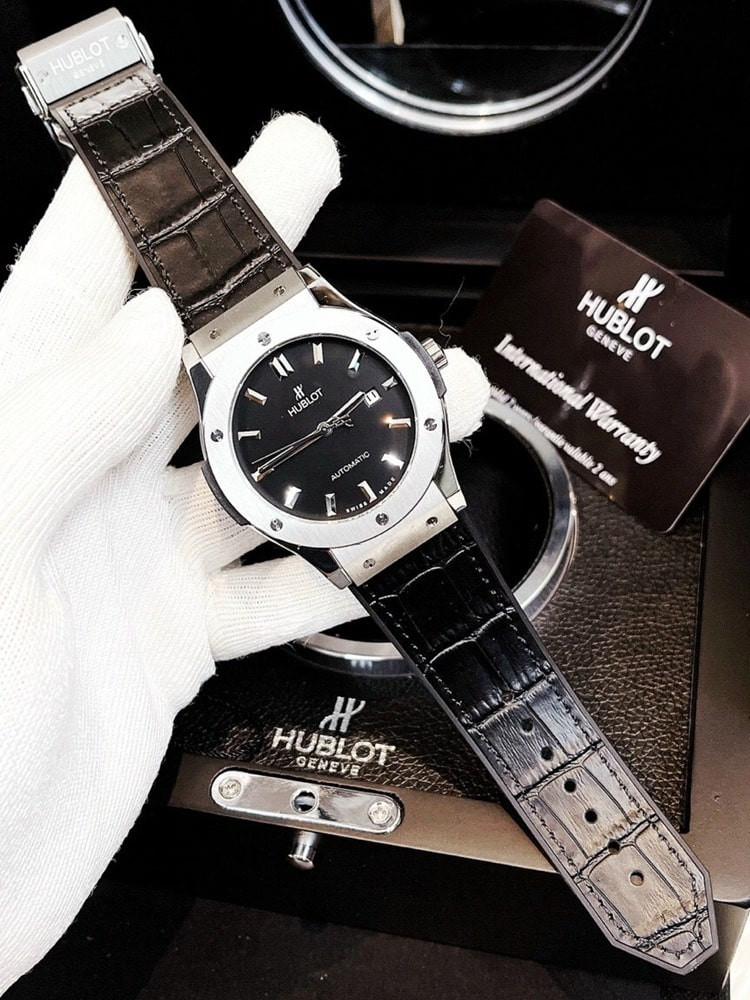Đồng hồ Hublot giá 2 triệu với vỏ thép không gỉ 316L và mặt kính sapphire
