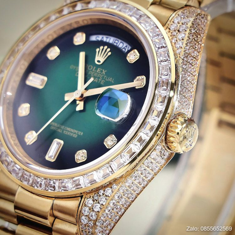 Núm chỉnh khắc logo và vỏ đồng hồ khảm đá CZ của Rolex