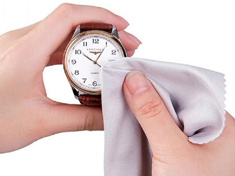 Mặt số đồng hồ có vết bẩn nhỏ, minh họa cần có cách xử lý vết ố vàng hoặc mực khác nhau khi vệ sinh mặt số