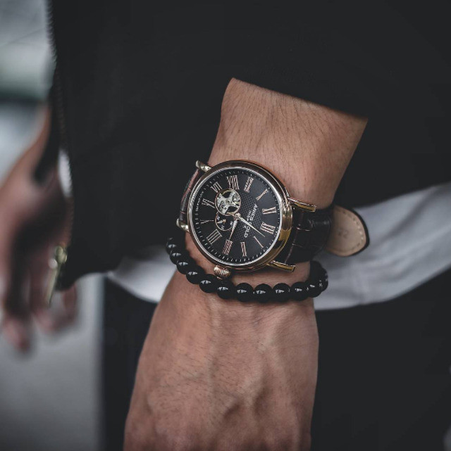 Người đàn ông chọn đồng hồ nam đẹp đơn giản theo phong cách cá nhân, phù hợp khí chất
