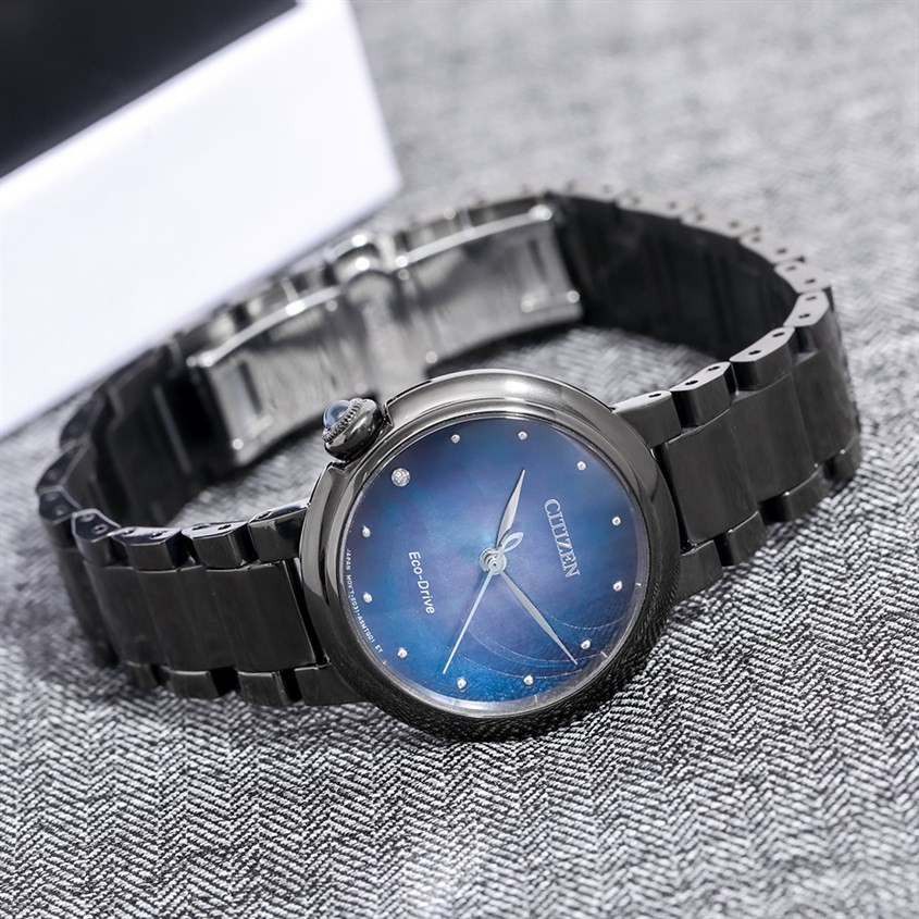 Đồng hồ đeo tay nữ Citizen Mother Earth 30mm EM0915-86N với mặt tròn truyền thống, tạo điểm nhấn phong cách